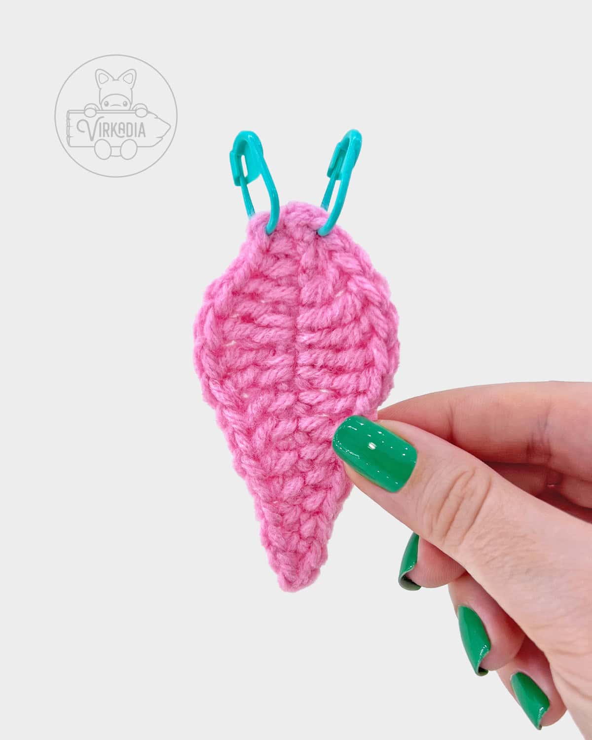 flower amigurumi pattern tutorial of where the stitch markers in the petal should be