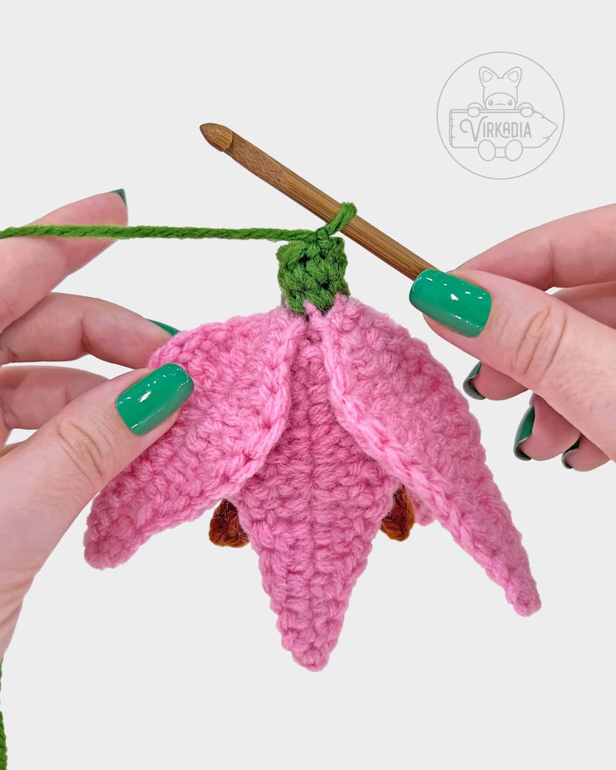 flower amigurumi pattern tutorial of how the stem should before round 6