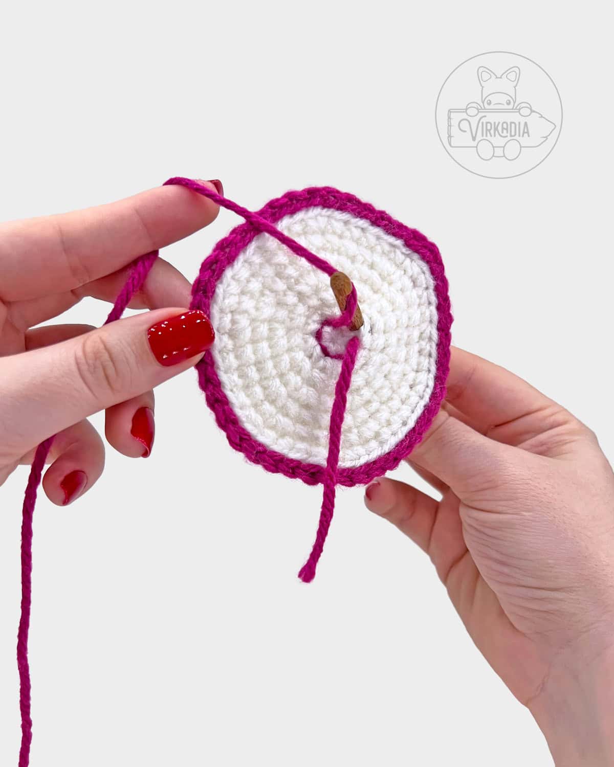 free amigurumi pattern tutorial of how to add rings to the onion with surface crochet