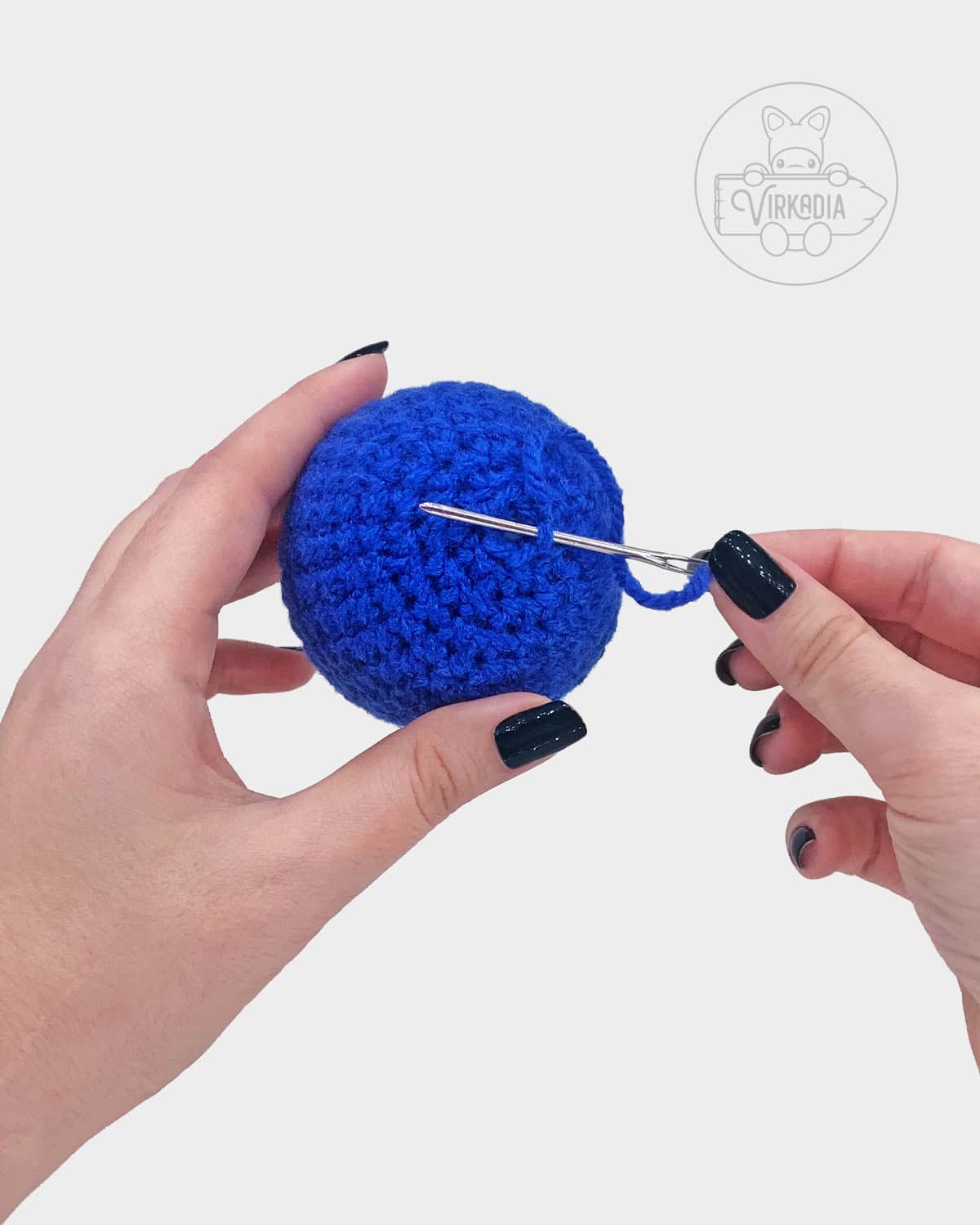 free amigurumi pattern tutorial of sewing the bottom closed
