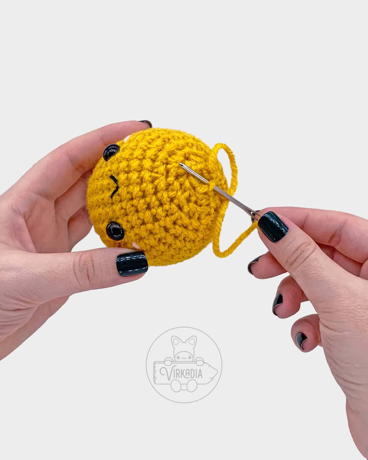 free crochet ornament amigurumi pattern tutorial of how to sew the bottom closed