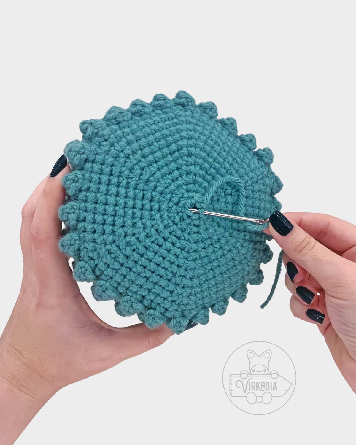 free amigurumi pattern tutorial of sewing the large Christmas tree closed
