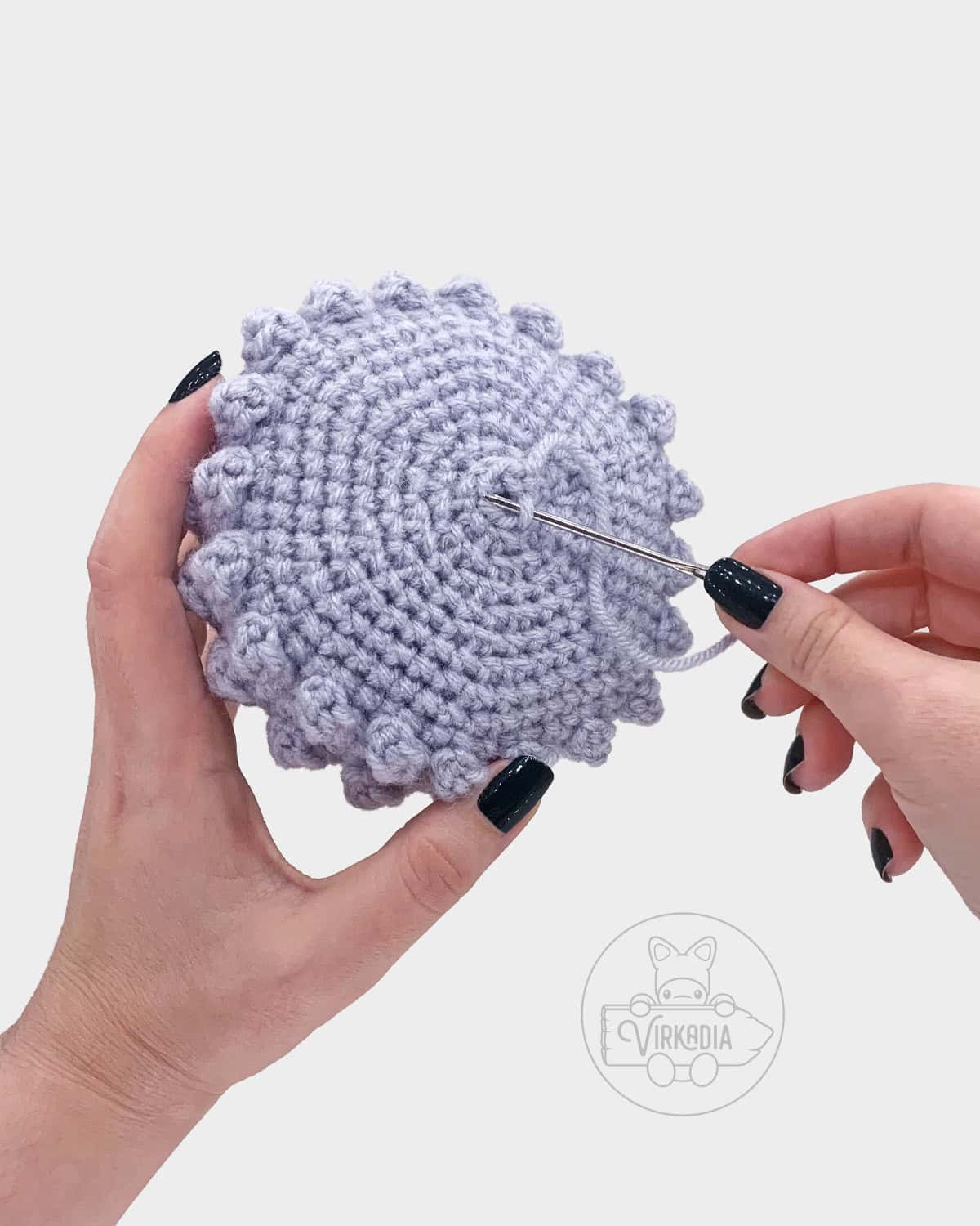 free amigurumi pattern tutorial of sewing the medium Christmas tree closed