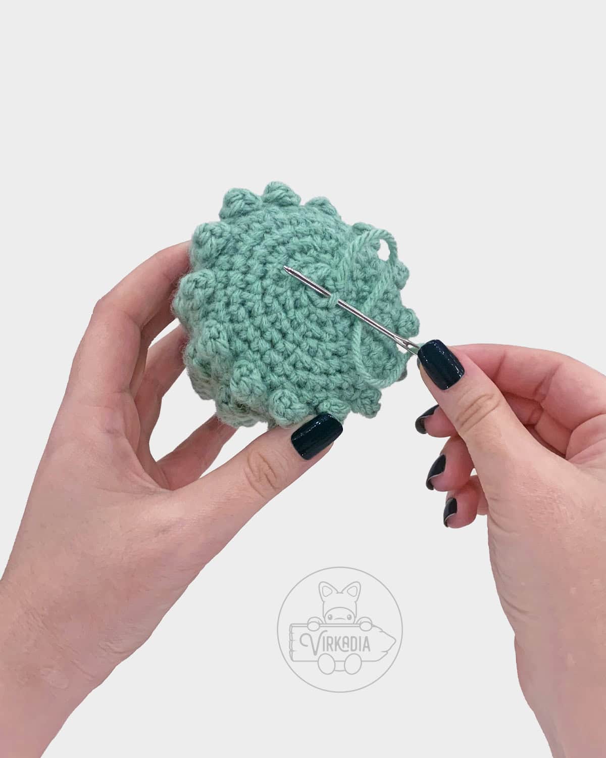 free amigurumi pattern tutorial of sewing the small Christmas tree closed