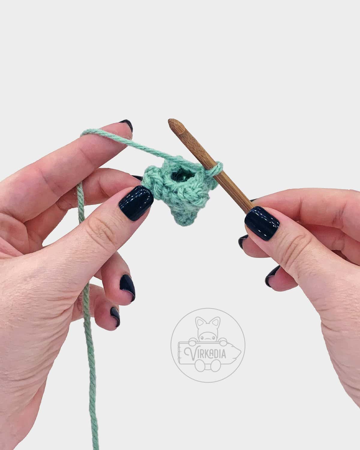 free amigurumi pattern tutorial of how the first 5 rounds should look