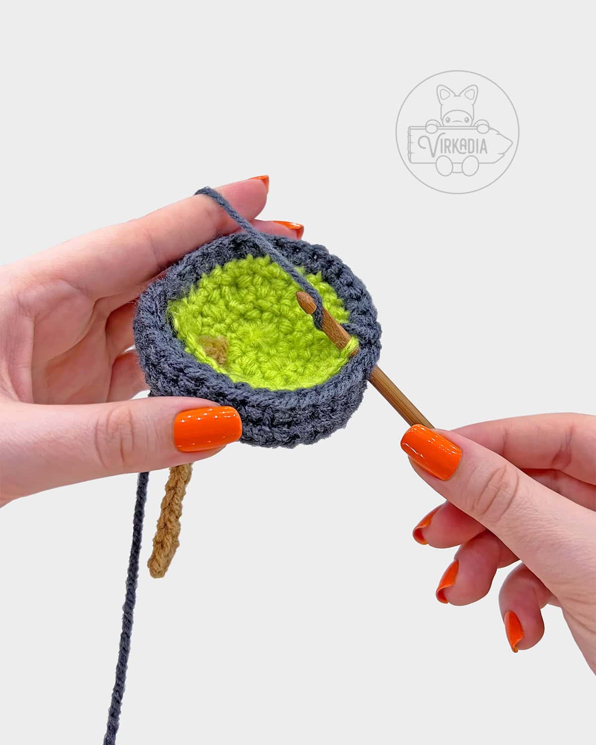 free crochet potion cauldron amigurumi tutorial of how to seal the rim closed