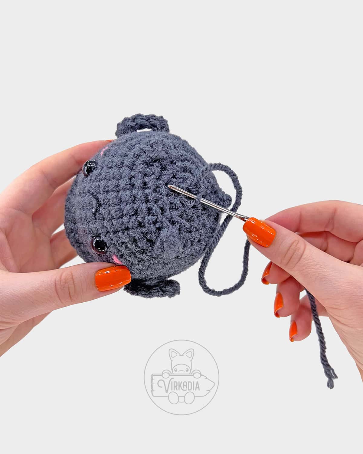 free crochet potion cauldron amigurumi tutorial of how to sew closed