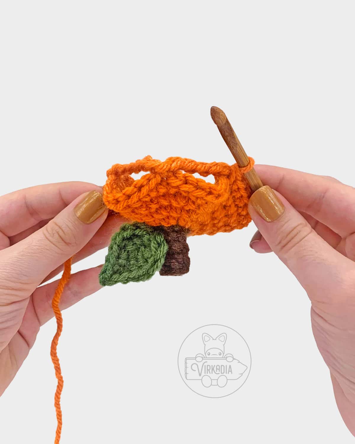 free amigurumi pattern tutorial of how to cinch the sides with chains and slip stitches
