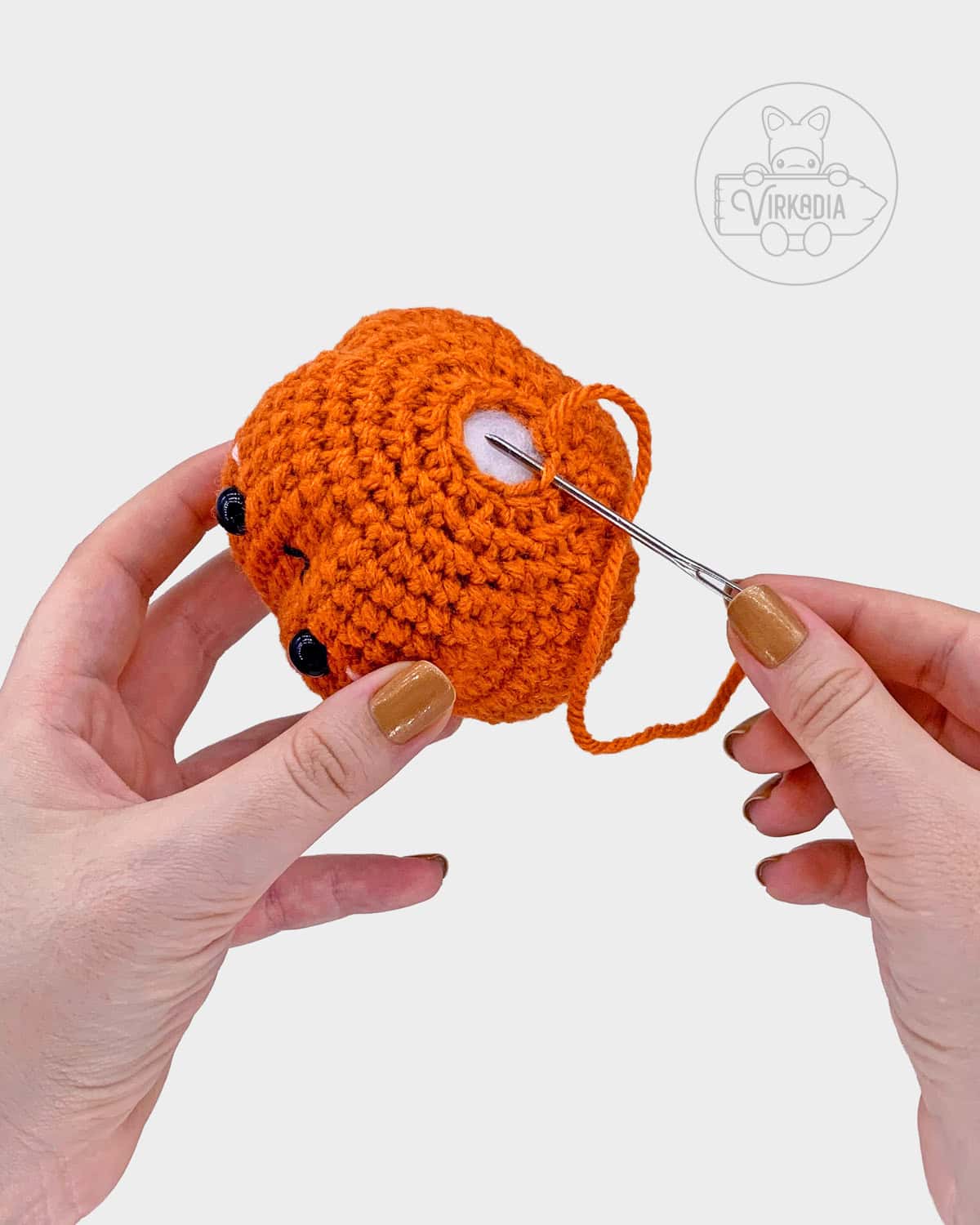 free amigurumi pattern tutorial of how to sew the bottom closed