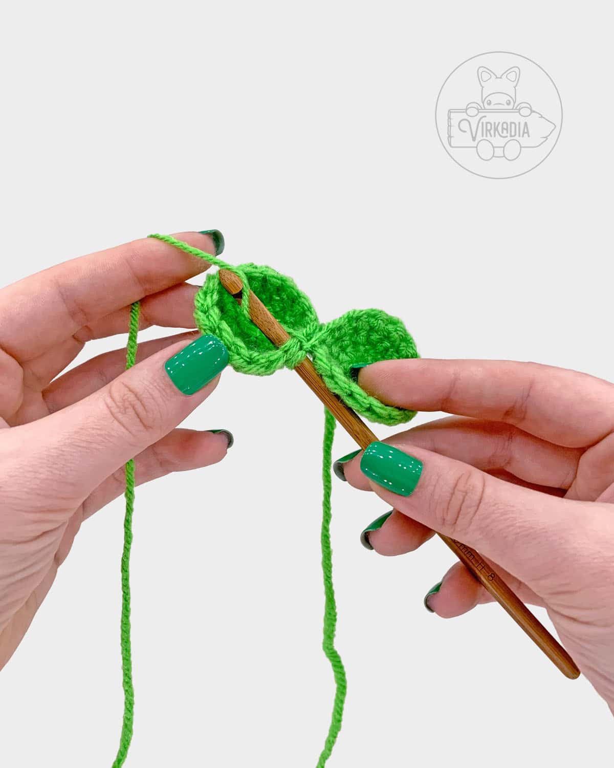 free amigurumi pattern tutorial of how to join the leaf pieces together