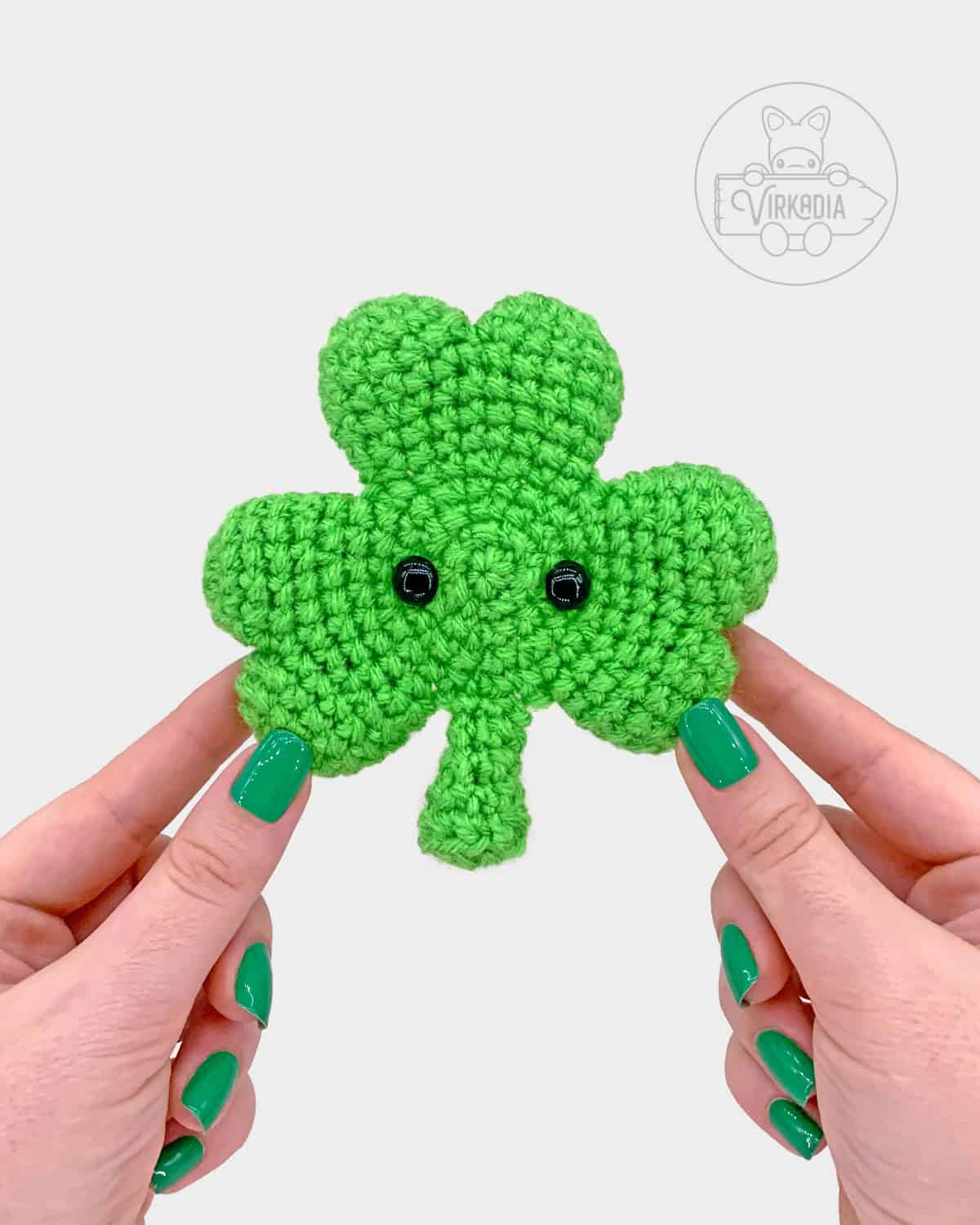 free crochet shamrock amigurumi pattern tutorial of where the eyes should be inserted