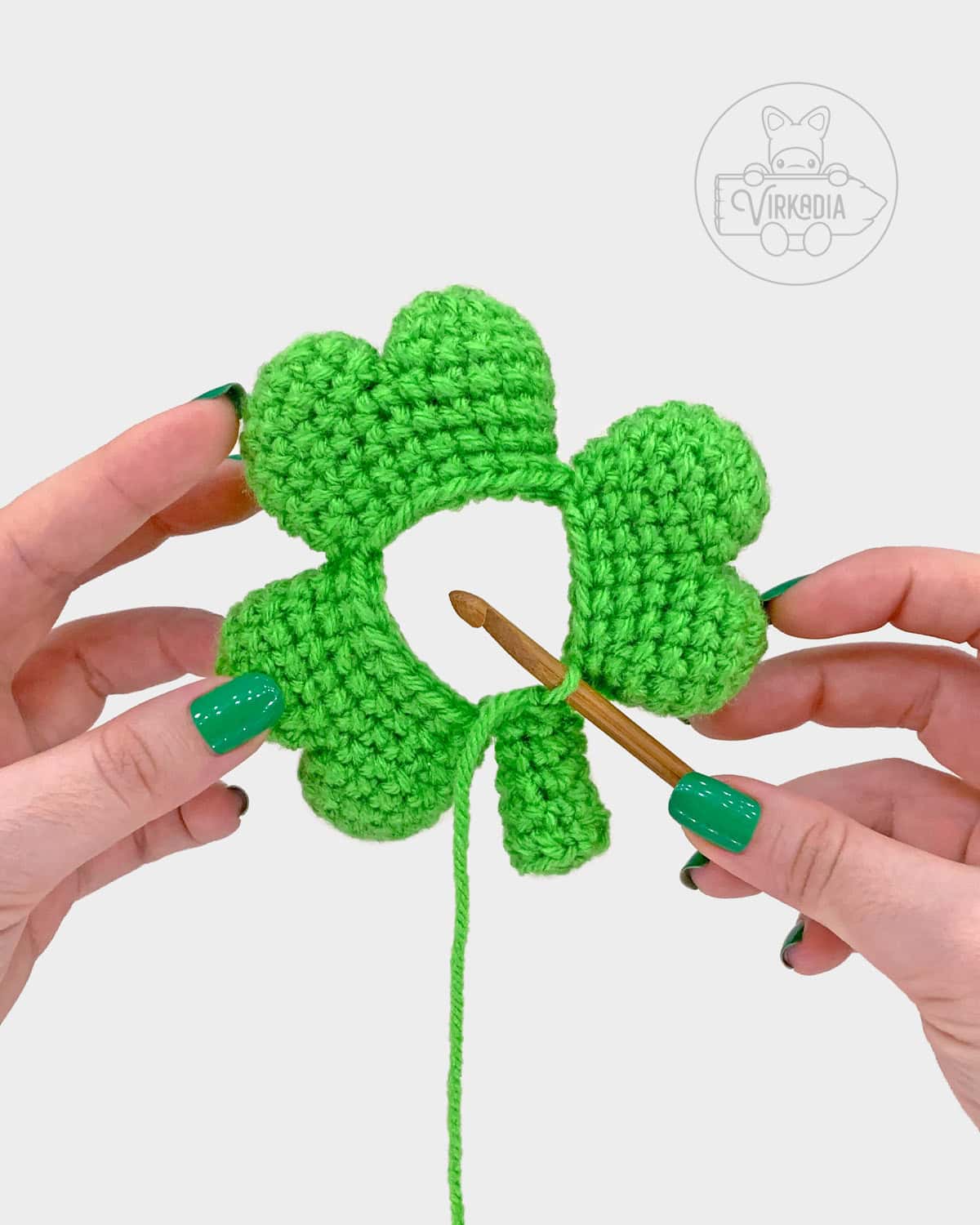 free crochet shamrock amigurumi pattern tutorial of how to join all pieces together