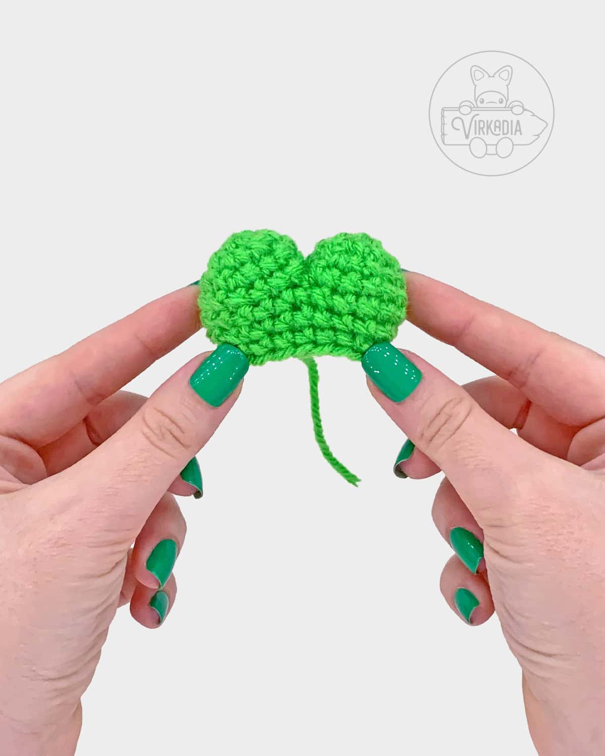 free amigurumi pattern tutorial of how the top of the leaf piece should look
