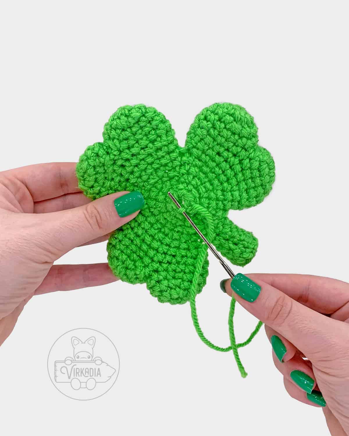 free crochet shamrock amigurumi pattern tutorial of how to sew the center closed