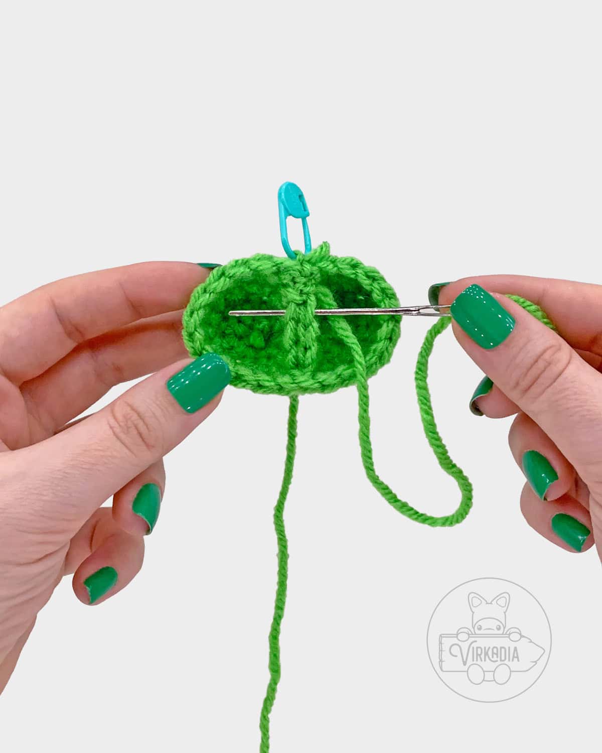 free amigurumi pattern tutorial of how to sew the leaf pieces together