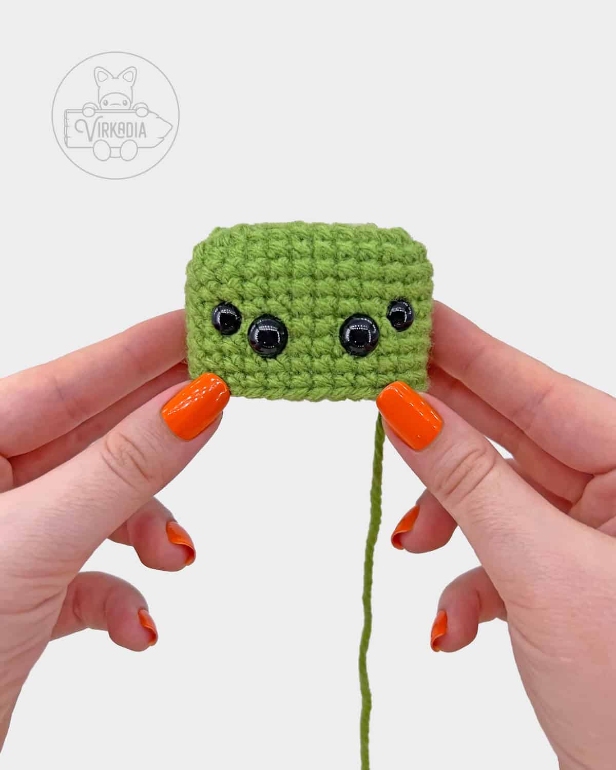free amigurumi pattern tutorial of where to place the eyes