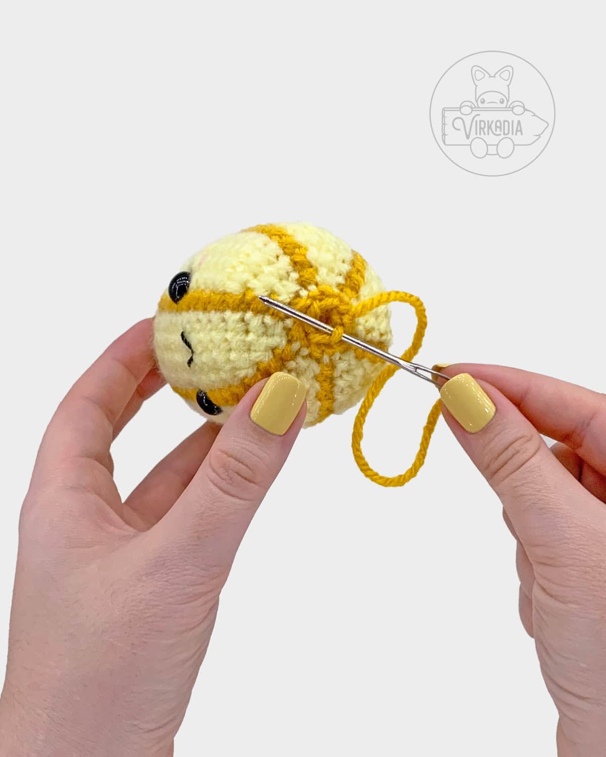 free crochet squash amigurumi pattern tutorial of how to sew the bottom closed