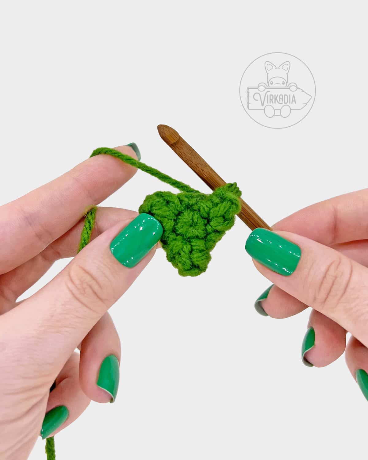 plant amigurumi pattern tutorial of how the first two rounds should look