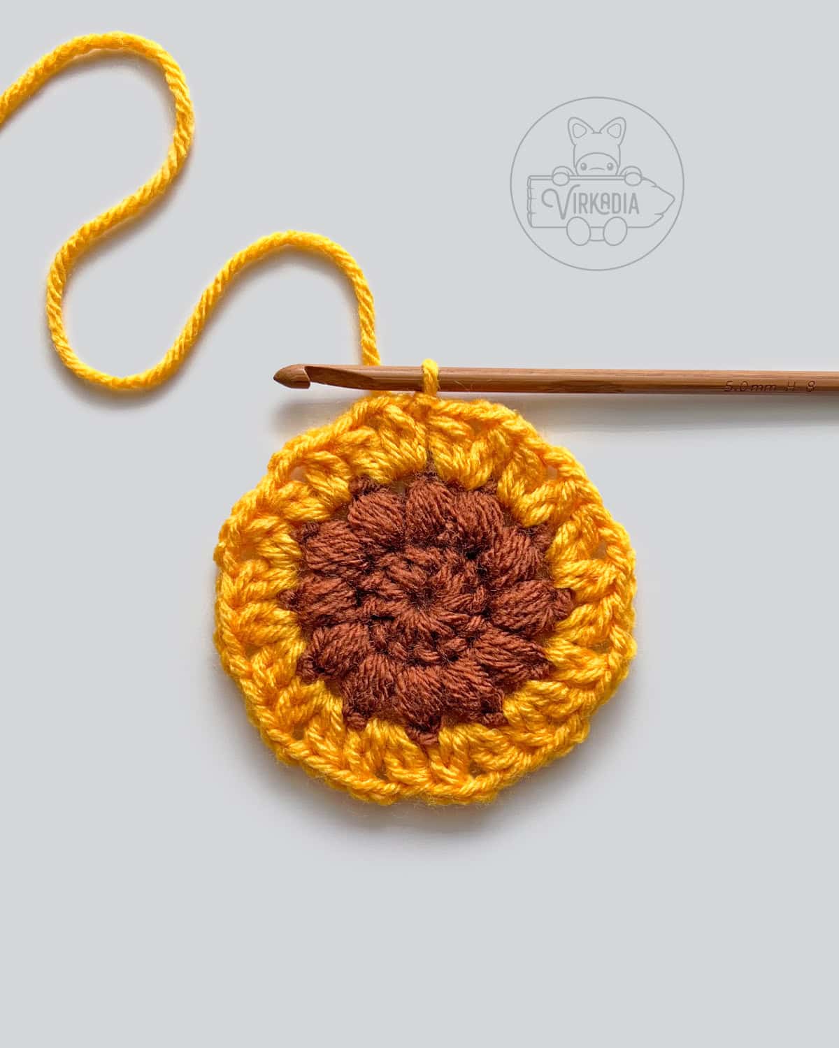 free crochet sunflower motif pattern tutorial of how round 3 should look after working the double crochet clusters