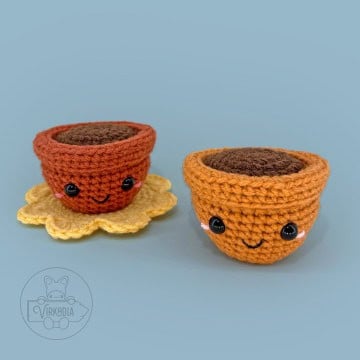 free crochet terracotta pot amigurumi plushies for floral decorations, DIY gifts, spring crafts, and plant decor