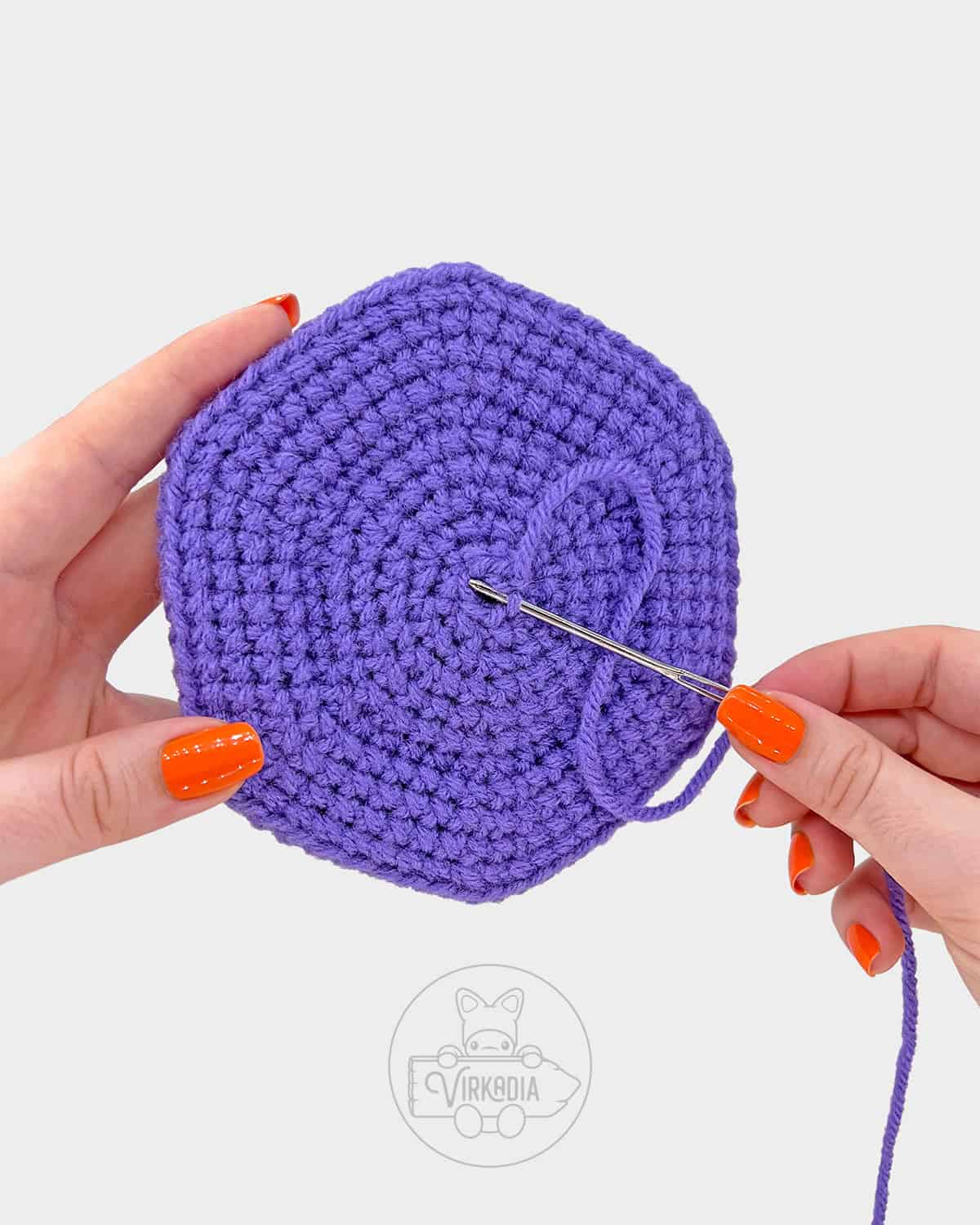 free amigurumi tutorial of how to sew the bottom closed