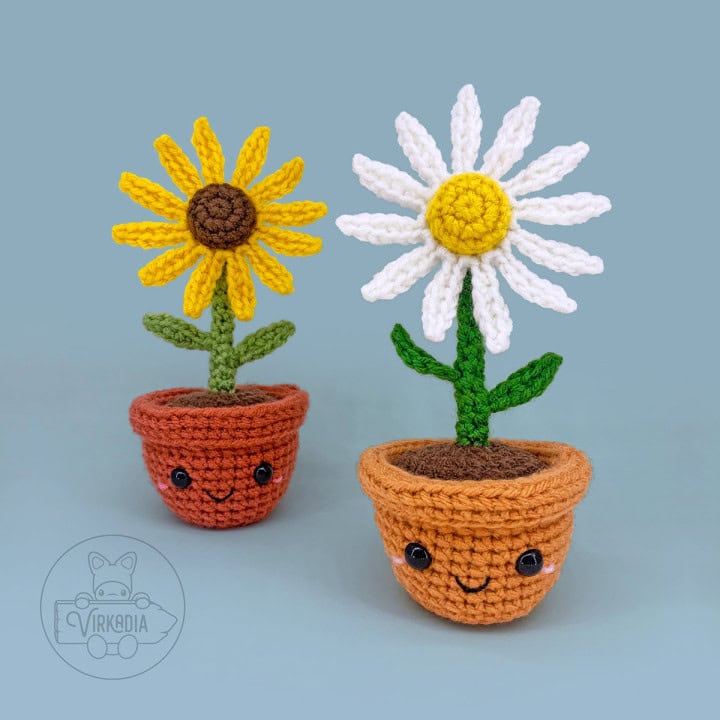 free crochet daisy amigurumi plushies for DIY gifts, spring crafts, and plant decor