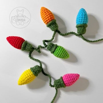 free crochet Christmas lights garland pattern for winter decorations, DIY holiday decor, and handmade gifts