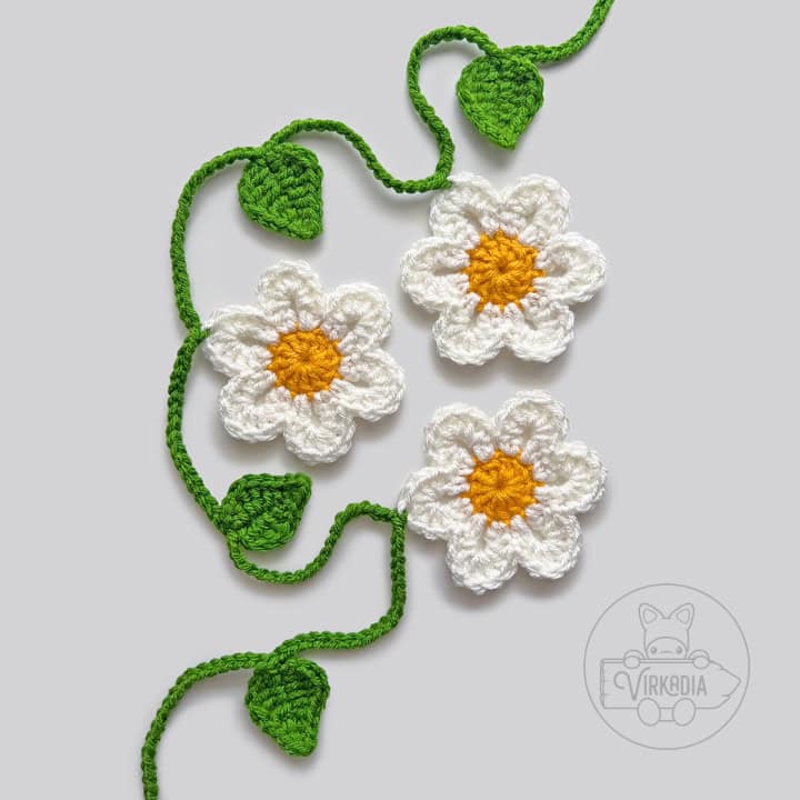 free crochet flower garland pattern for DIY spring decor, summer crafts, wedding decorations, and handmade holiday gifts