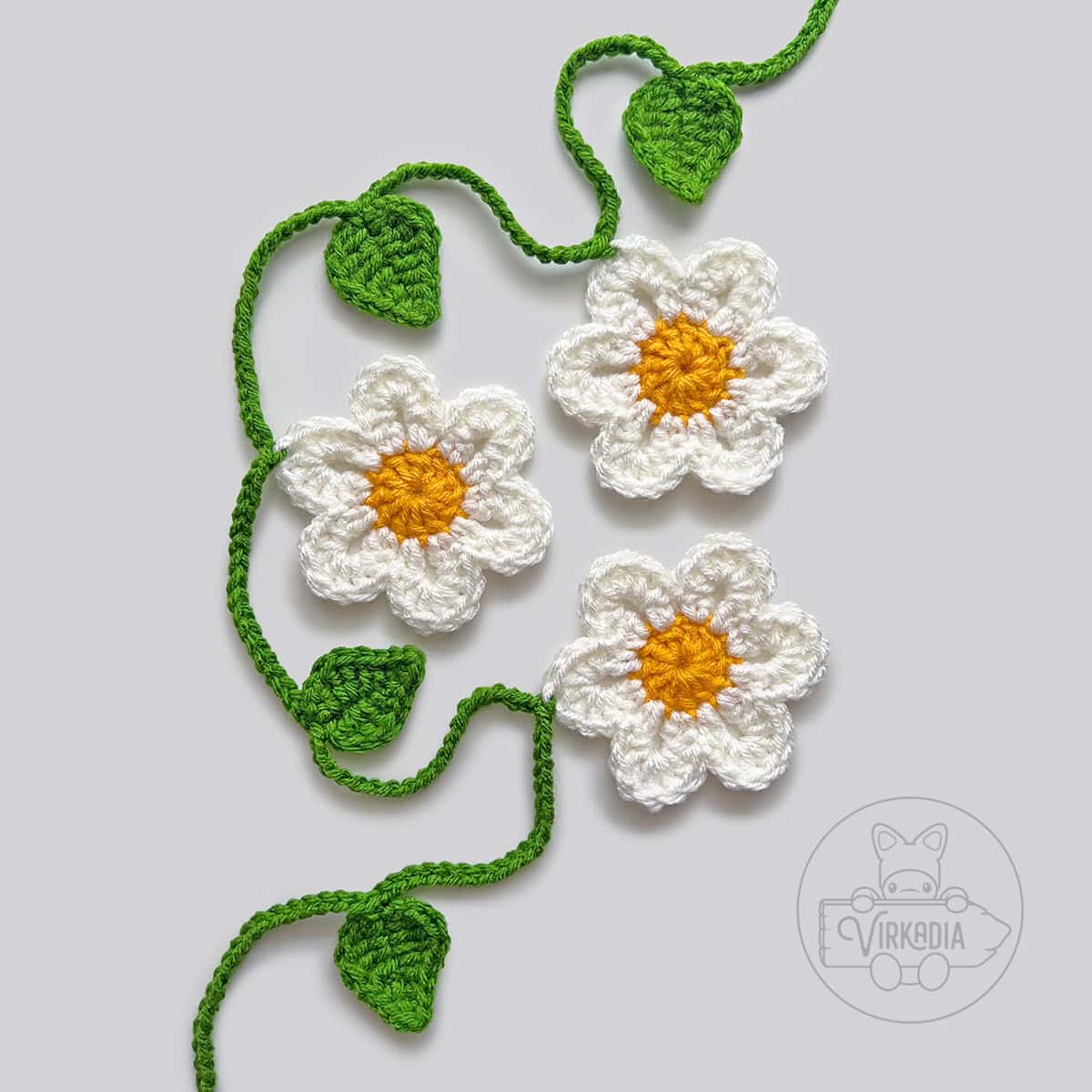 free crochet flower garland pattern for DIY spring decor, summer crafts, wedding decorations, and handmade holiday gifts