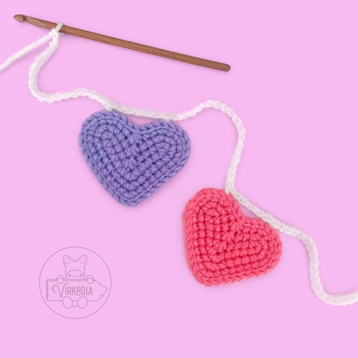 free crochet heart garland pattern for Valentine's Day decorations, romantic crafts, holiday decor, and DIY anniversary gifts