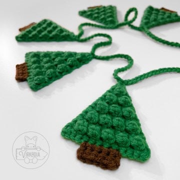 close up shot of free crochet pine tree garland for Christmas decorations, DIY holiday decor, and handmade gifts