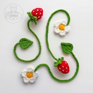 free crochet strawberry bookmark set for spring crafts, summer reading, cottagecore decorations, and DIY gifts