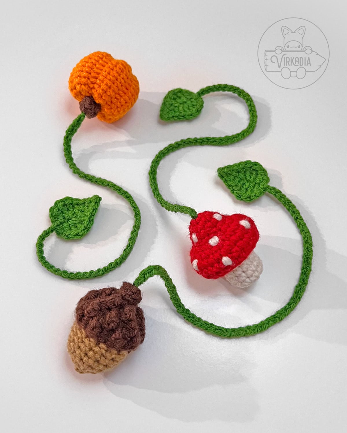 free mini crochet autumn bookmark set with a mushroom, pumpkin, acorn and a leaf string for DIY gifts, fall crafts, and homemade autumn decor