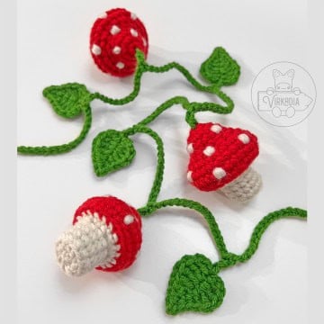free mini crochet mushroom garland with leaf motifs for DIY gifts, fall crafts, and homemade autumn decor