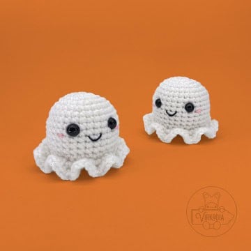 free crochet ghost amigurumi plushies for Halloween decorations, DIY fall decor, and handmade gifts