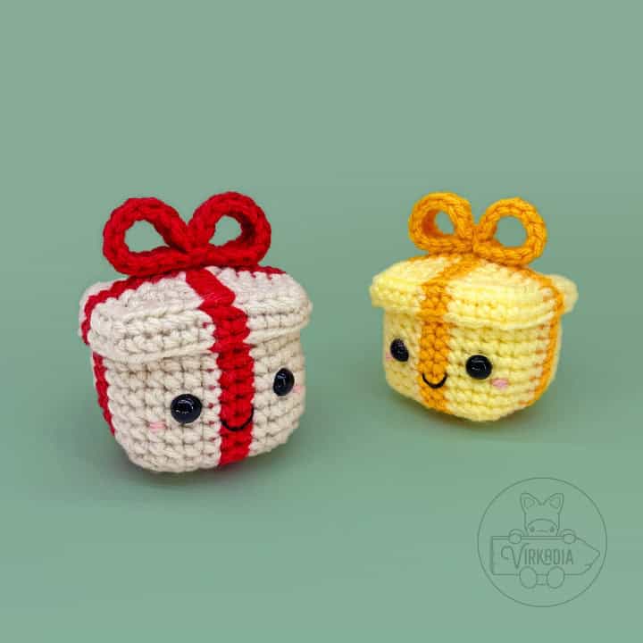 crochet gift box amigurumi plushies for Christmas decorations, DIY winter decor, and handmade holiday gifts