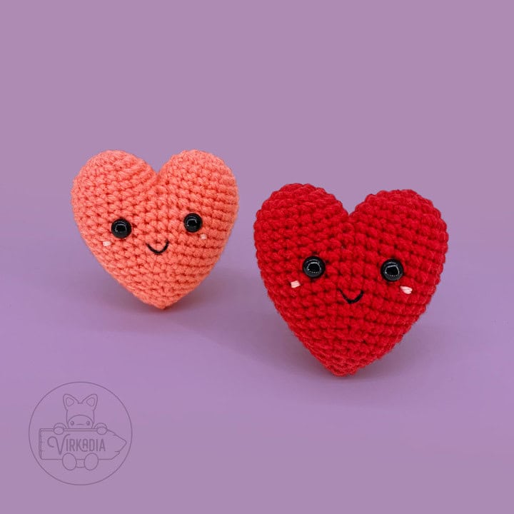 free crochet heart amigurumi plushies for Valentine's Day decorations, romantic crafts, and DIY anniversary gifts