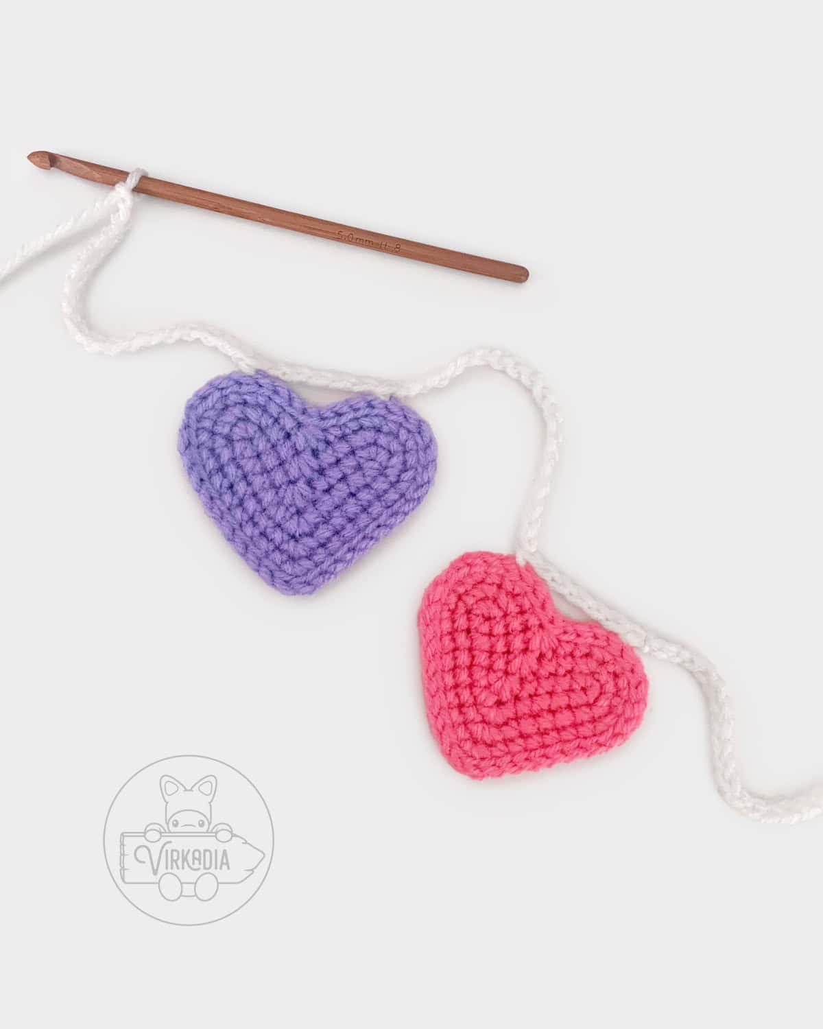 free crochet heart garland pattern tutorial of how to attach the motifs into a garland