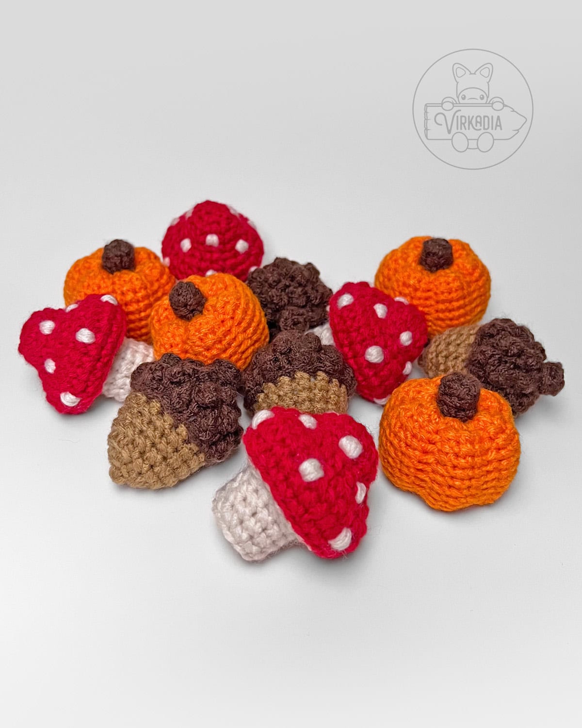 free mini crochet autumn amigurumi for DIY gifts, fall crafts, and homemade autumn decor