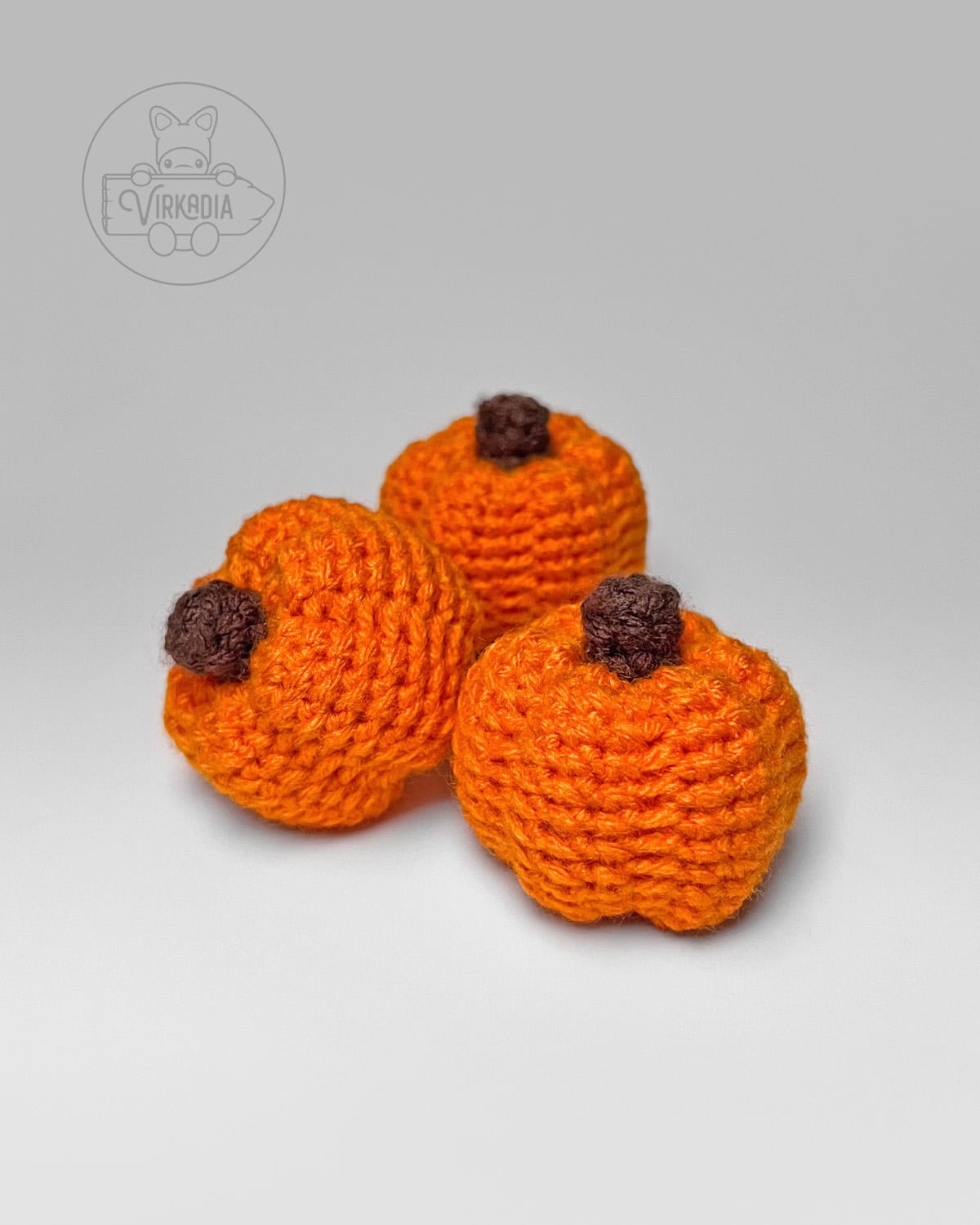 free mini crochet pumpkin amigurumi for DIY gifts, fall crafts, and homemade autumn decor