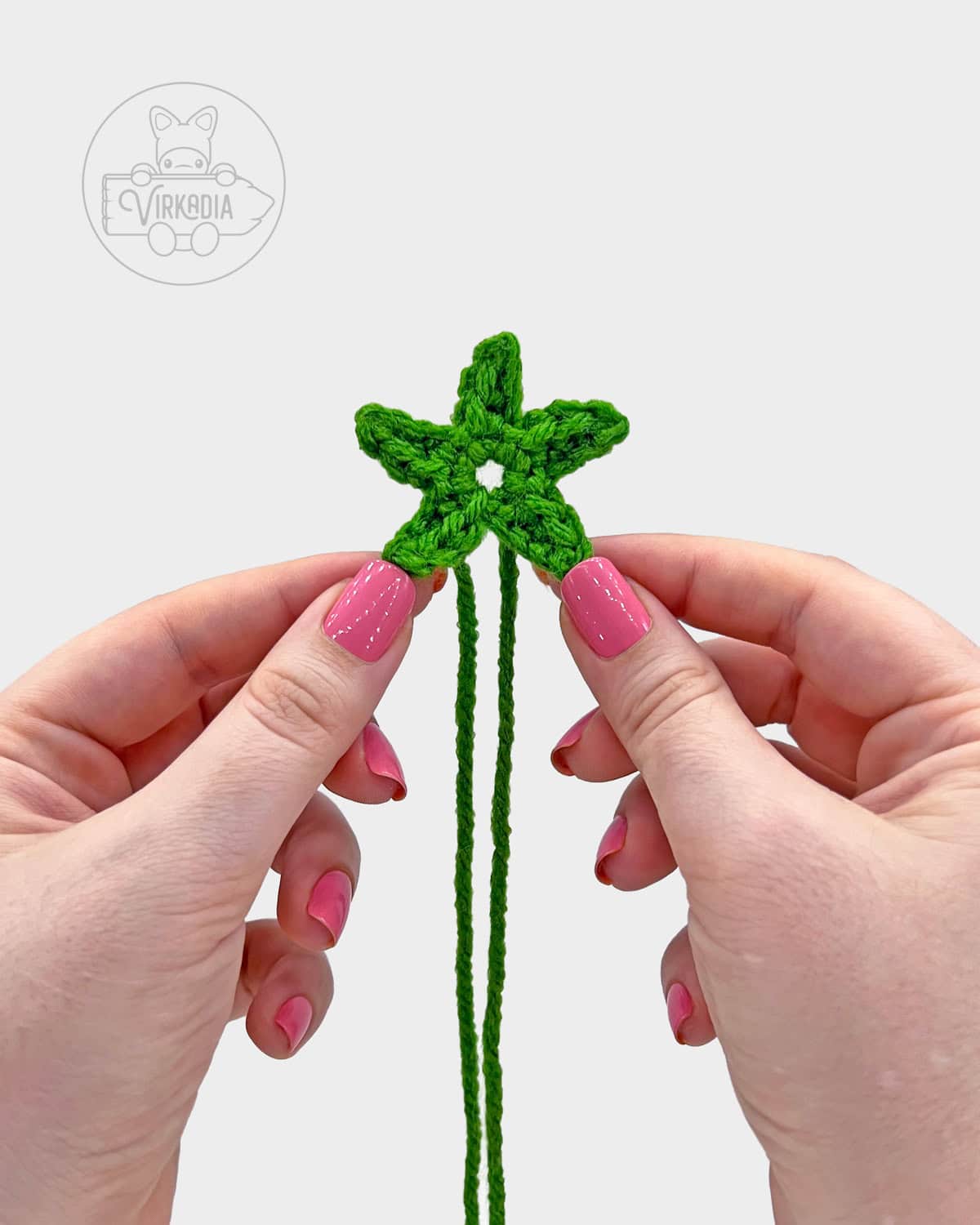 free bookmark pattern tutorial of how the fruit leaves should look