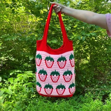 free mosaic crochet strawberry bag pattern in pink, red, and green yarn for spring clothing, summer picnic accessories, and DIY gifts