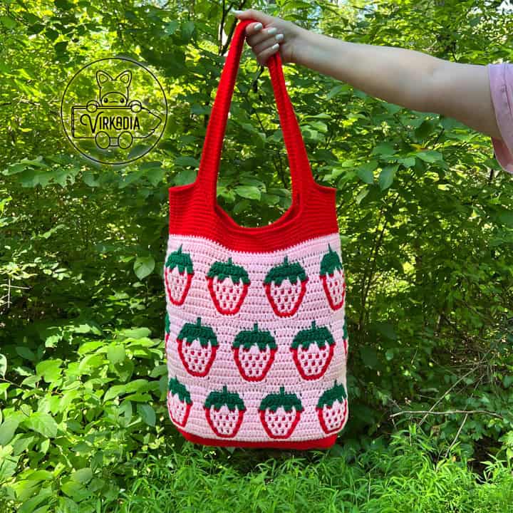 free mosaic crochet strawberry bag pattern in pink, red, and green yarn for spring clothing, summer picnic accessories, and DIY gifts