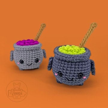 free crochet potion cauldron amigurumi plushies for Halloween decorations, spooky home decor, and fall crafts, and DIY gifts