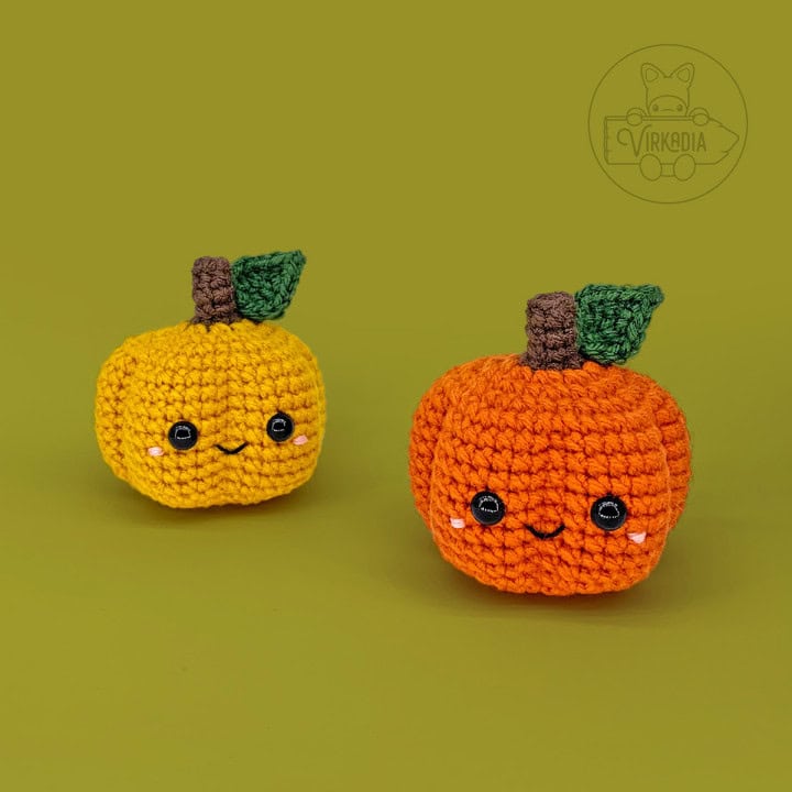 free crochet pumpkin amigurumi plushies for Halloween decorations, DIY fall decor, and handmade gifts