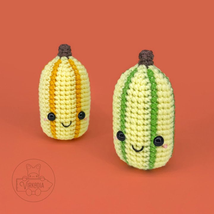 free crochet squash amigurumi plushies for Thanksgiving decorations, DIY fall decor, play food, and handmade holiday gifts