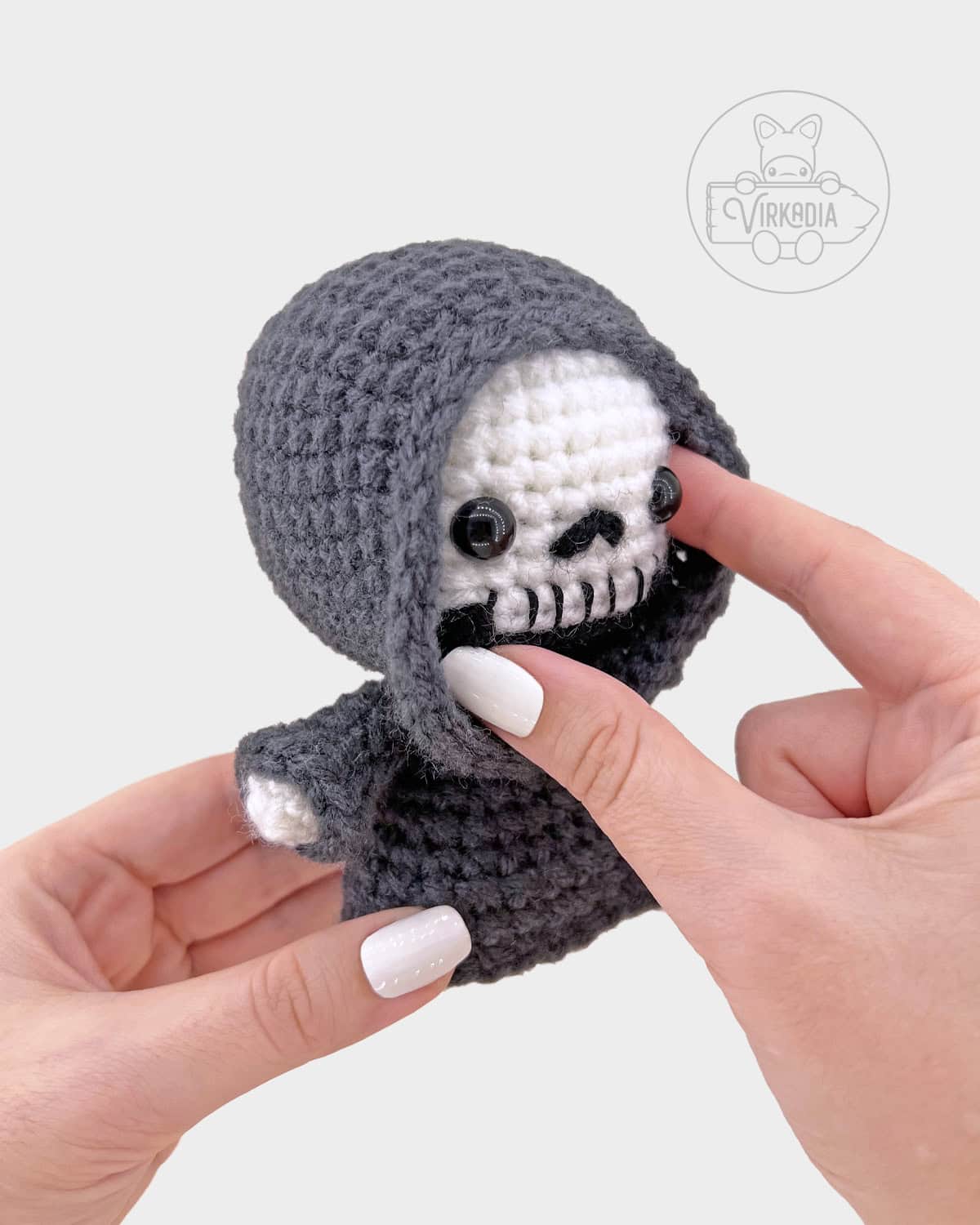 free crochet grim reaper amigurumi plushie with a removable skull head for Halloween decorations, spooky holiday decor, DIY fall crafts, and handmade gifts