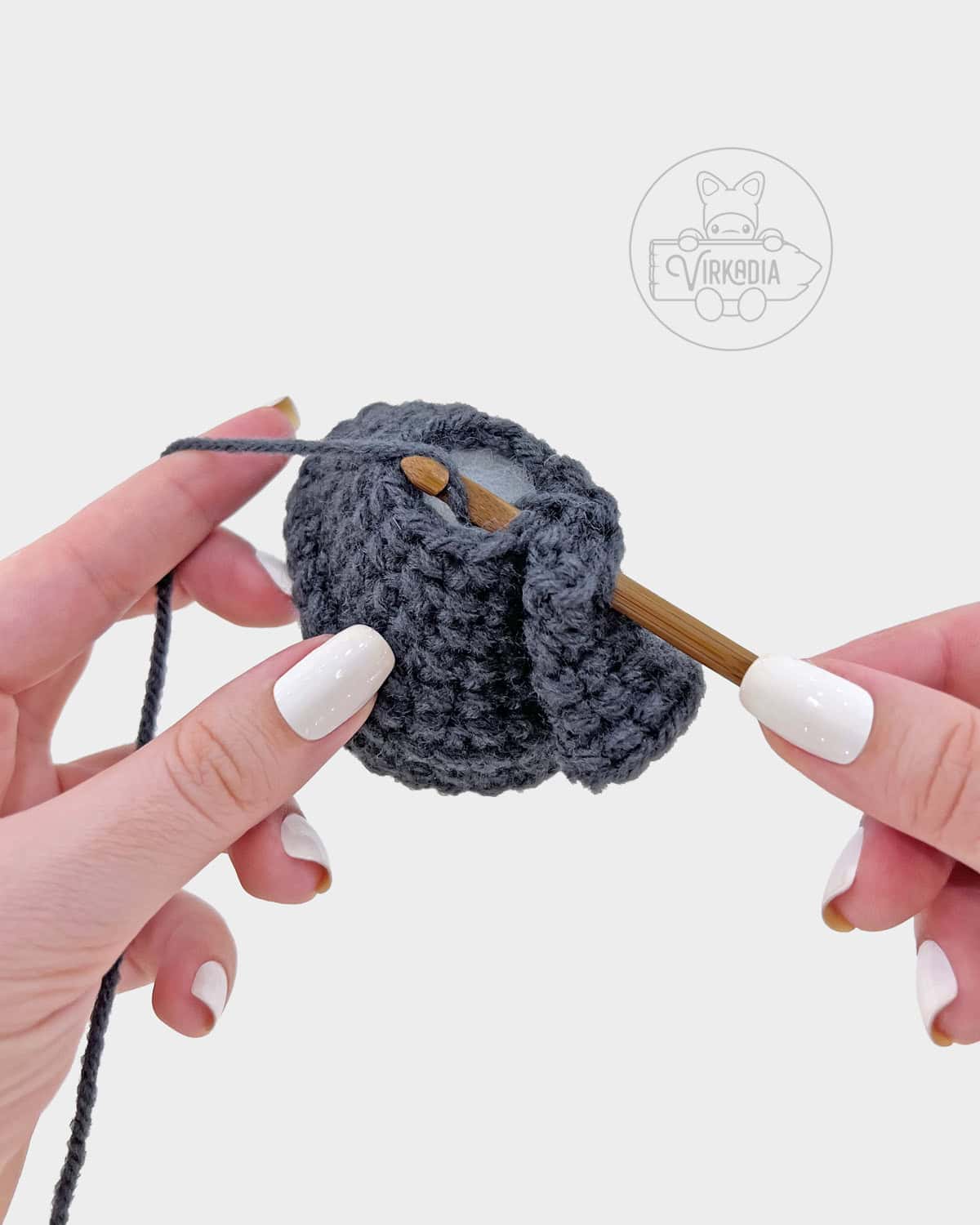 free amigurumi pattern tutorial of how to attach the arms onto the robe