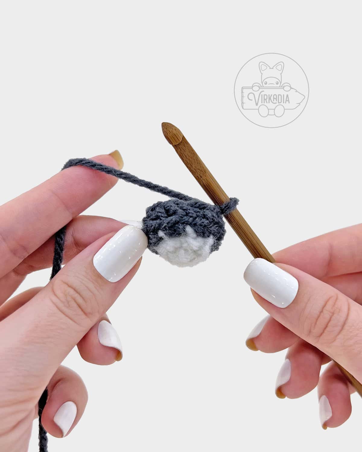 free amigurumi pattern tutorial of how the hand should look after changing colors