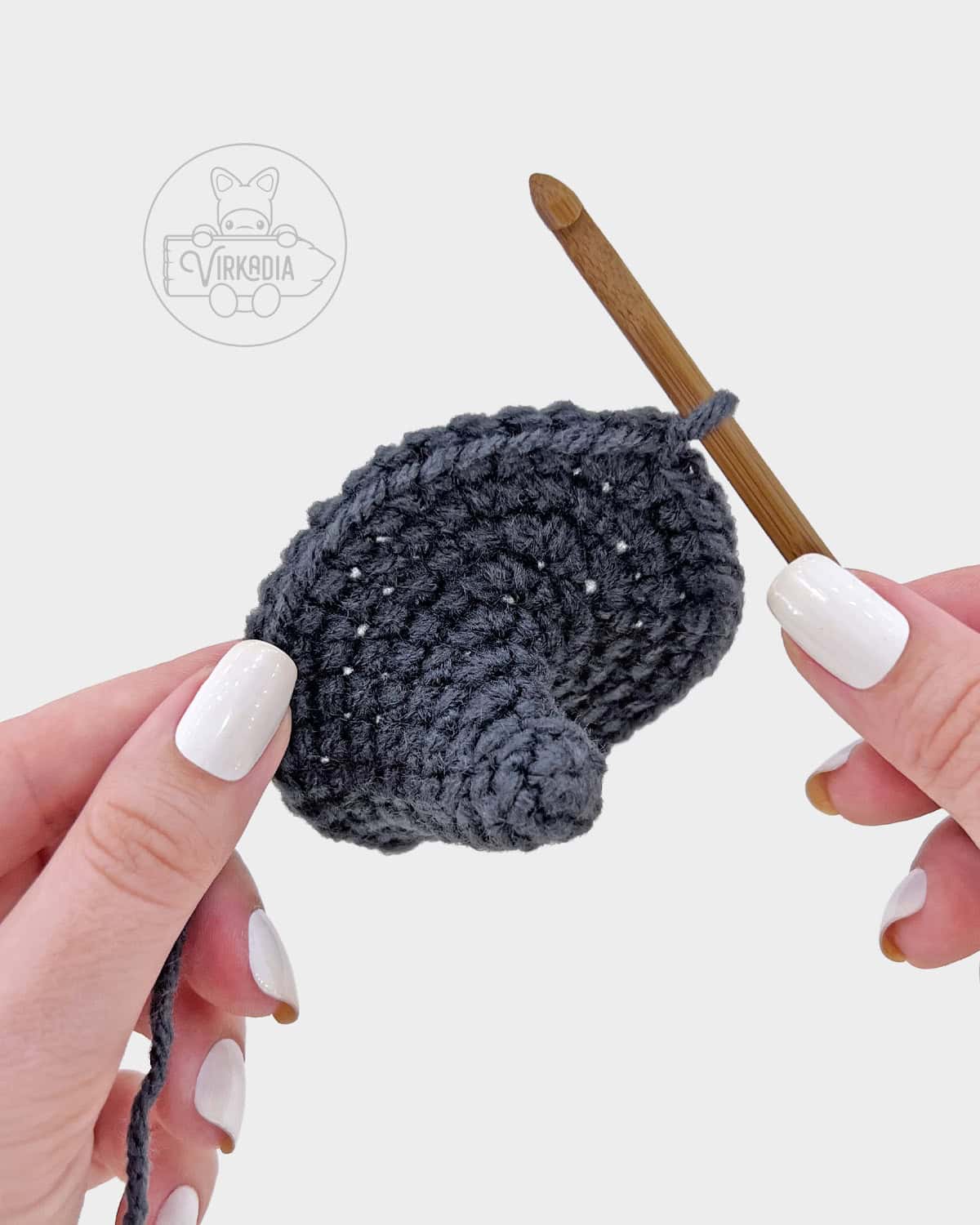free amigurumi pattern tutorial of how the back of the robe hood should look